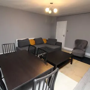 Modern 2 Bed Close To City Apartment
